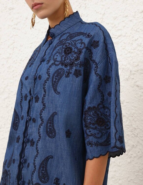 Aster broderad denimskjorta i järnvägsblått online Aster broderad denimskjorta i järnvägsblått online