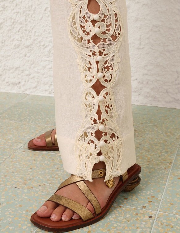 Awaken broderade byxor i krämfärg online Awaken broderade byxor i krämfärg online