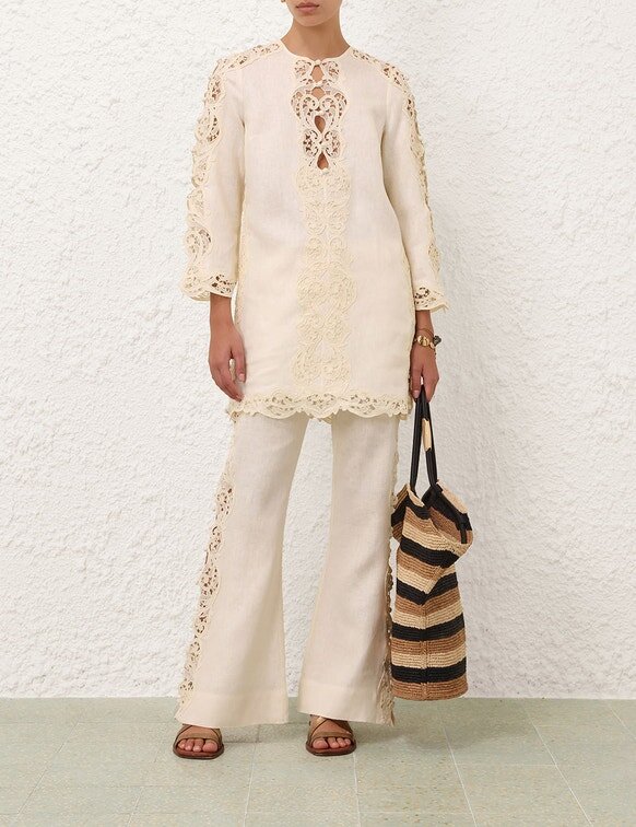 Awaken broderade byxor i krämfärg online Awaken broderade byxor i krämfärg online