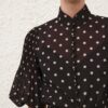 Plisserad knappblus med svarta prickar online Plisserad knappblus med svarta prickar online