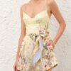 Rebellion figursydd playsuit i färgen Lemon Aviary online