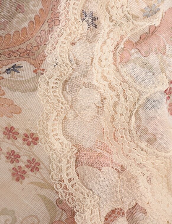 Rebellion spetskjol i krämfärgat blommönster online Rebellion spetskjol i krämfärgat blommönster online